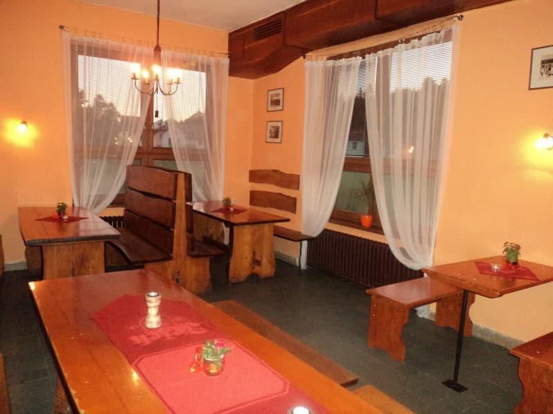 Sál Hospůdky U Gurmána s dřevěnými stoly
